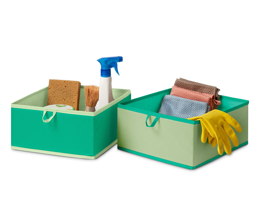 İki adet yeşil, büyük boy çekmece düzenleme kutusu; temizlik malzemeleri, bezler ve sünger içerir.