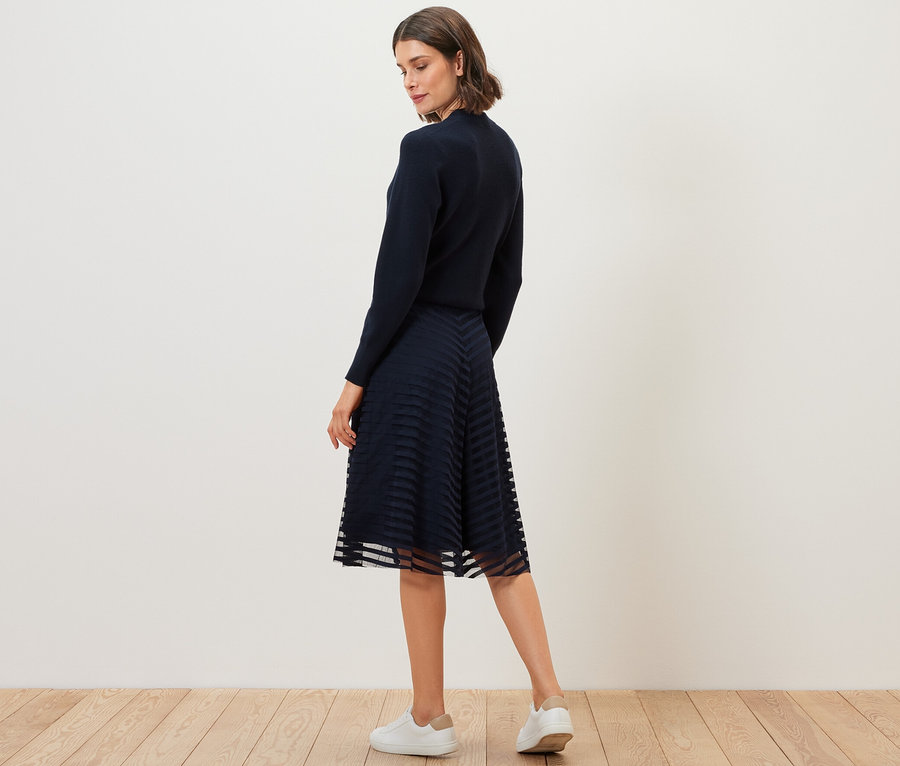 Kadın file etekle poz veriyor.