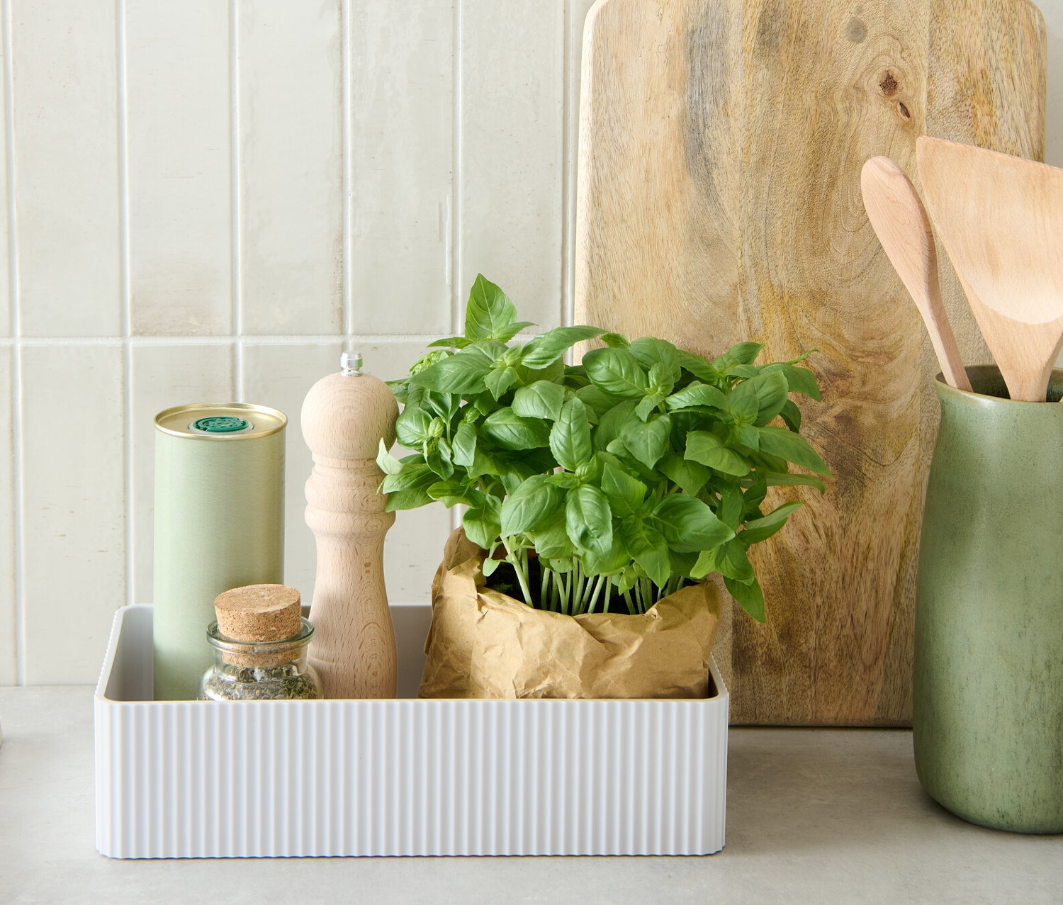 Beyaz saklama kutusunda otlar, değirmen ve teneke kutu.