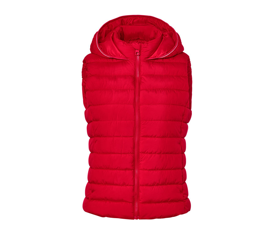 Beyaz arka plan üzerinde kapüşonlu kırmızı kapitone yelek.