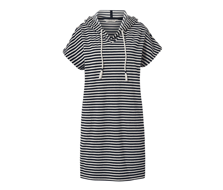 Kapüşonlu ve kısa kollu, mavi-beyaz çizgili havlu kumaş plaj elbisesi.