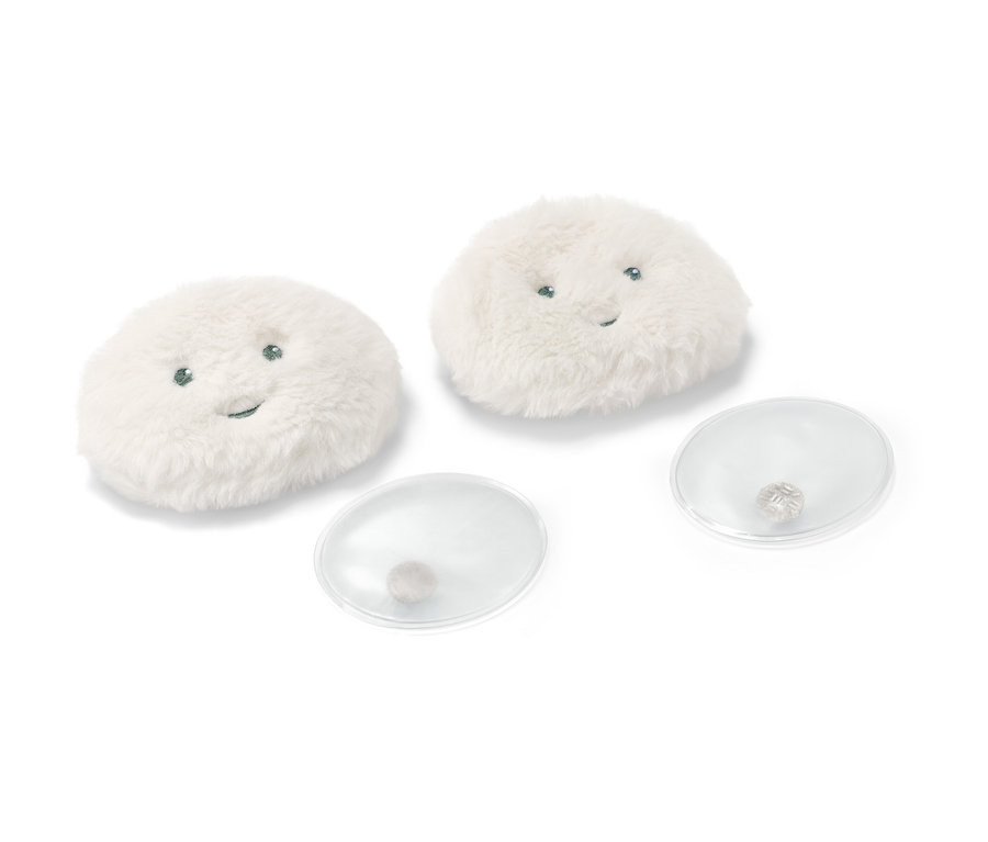 Beyaz bir arka plan üzerinde iki adet cep ısıtıcı ped ve iki adet şeffaf ısıtma pedi.