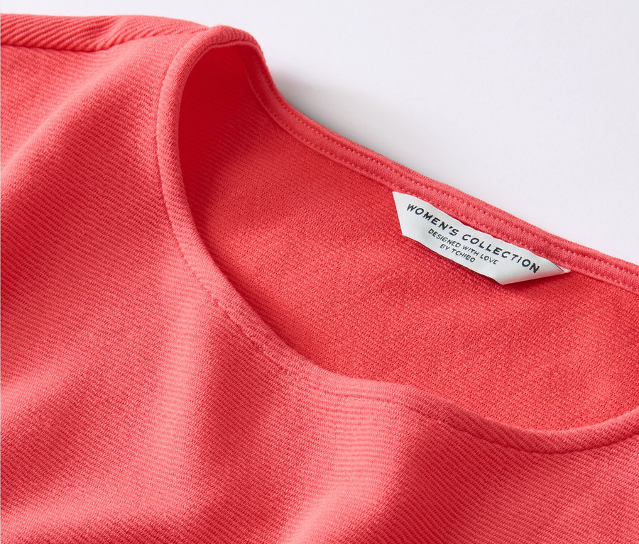 Mercan rengi bir bluzun yakın çekimi