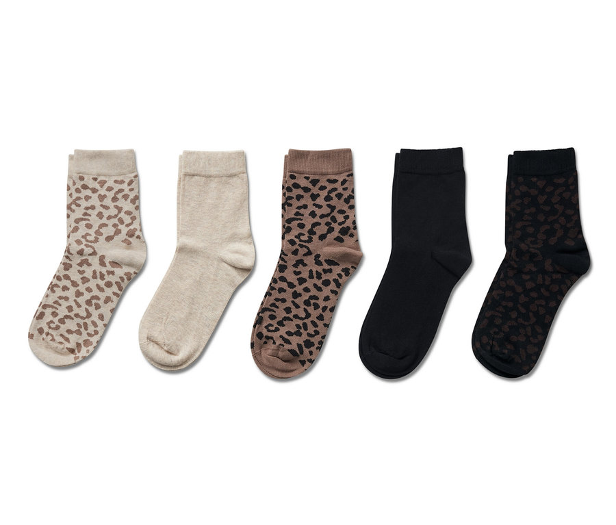 Farklı renk ve desenlerde beş çift çorap.