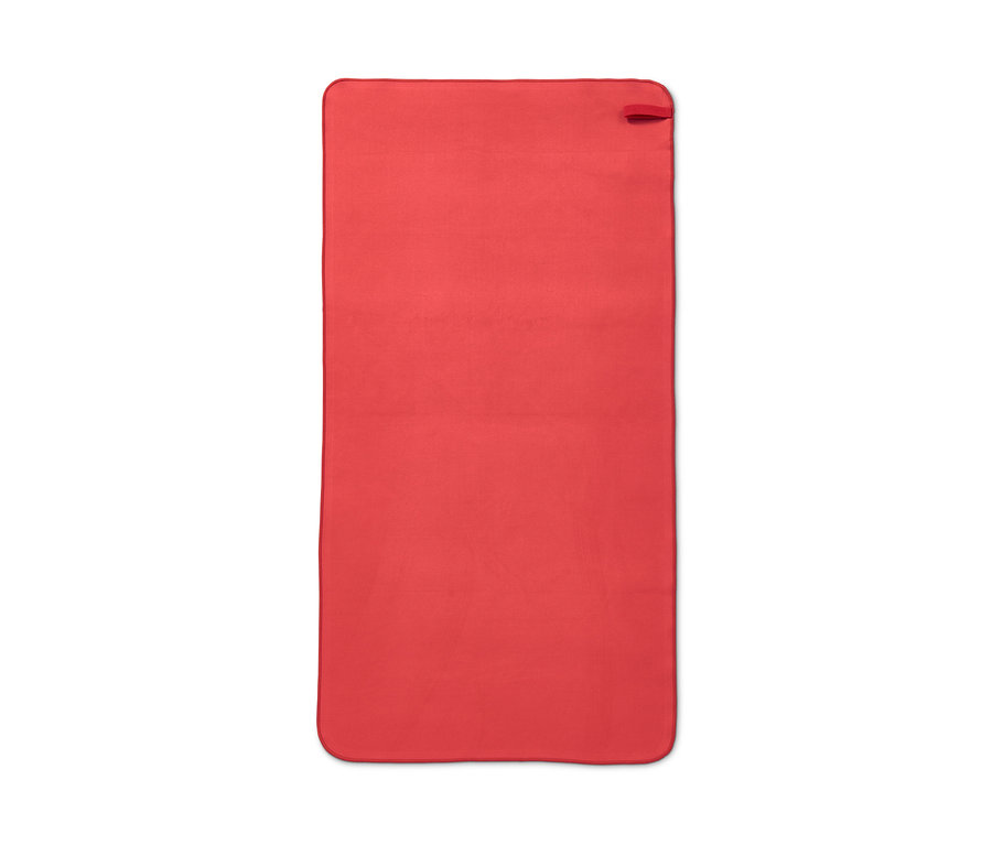 Kırmızı renkli, yaklaşık 50 x 100 cm boyutlarında outdoor el havlusu.