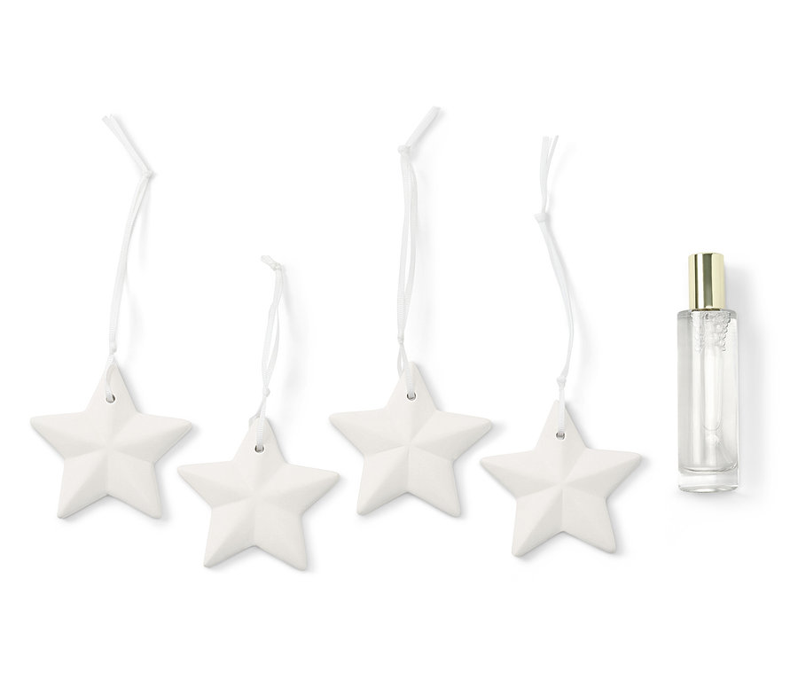 İpte dört beyaz yıldız, yanında şeffaf bir sprey şişesi var.