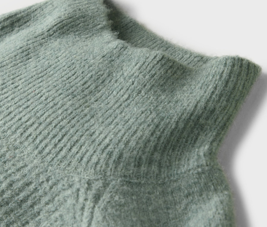 Mint yeşili balıkçı yaka kazağın yakın çekimi.