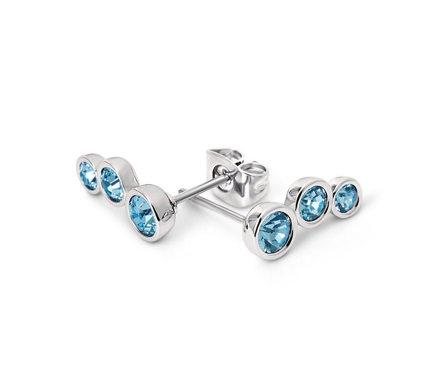 Akuamarin renginde gümüş saplama küpelerin yakın çekimi.