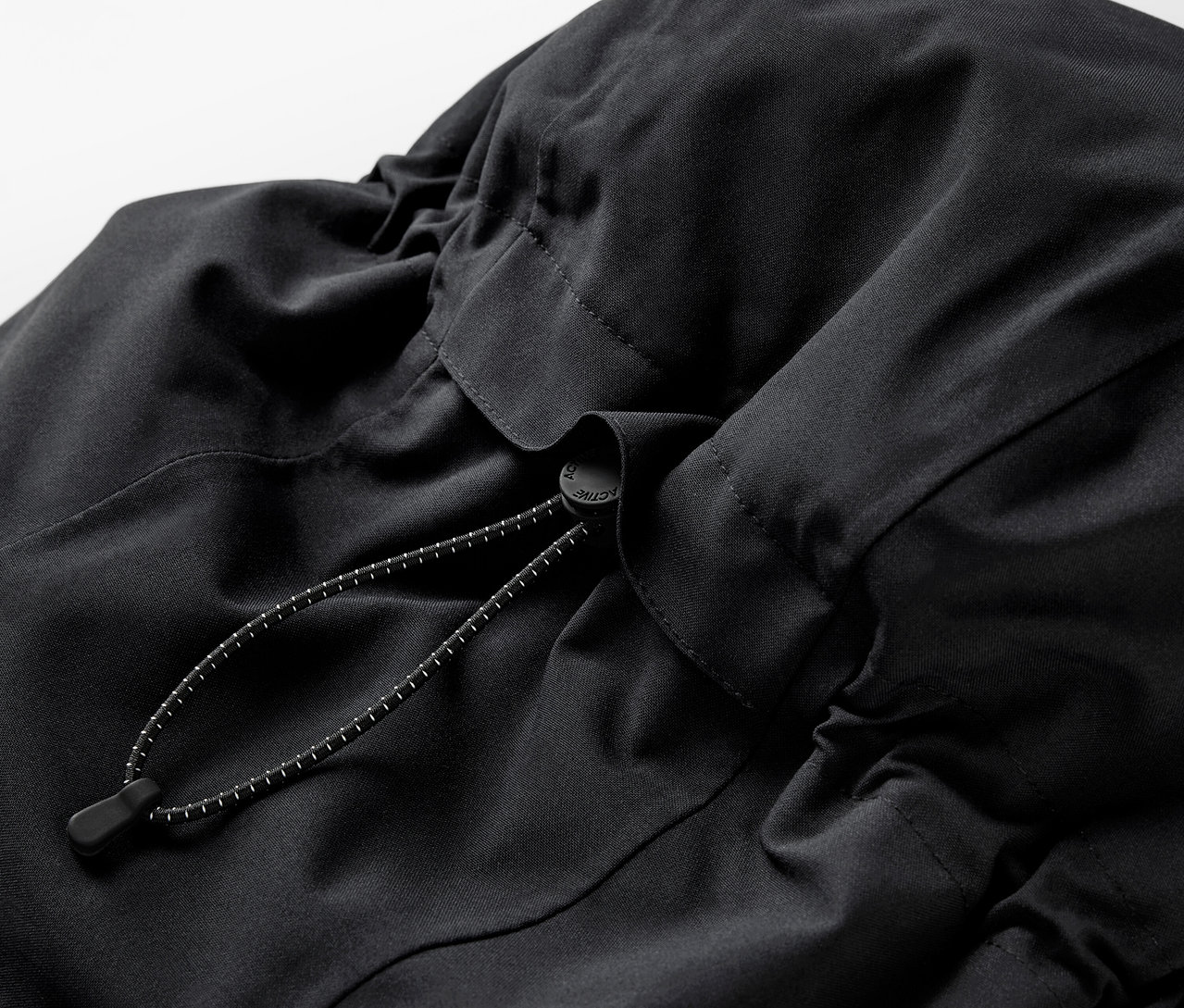 Siyah bir sırt çantasının büzgülü ip detayı.