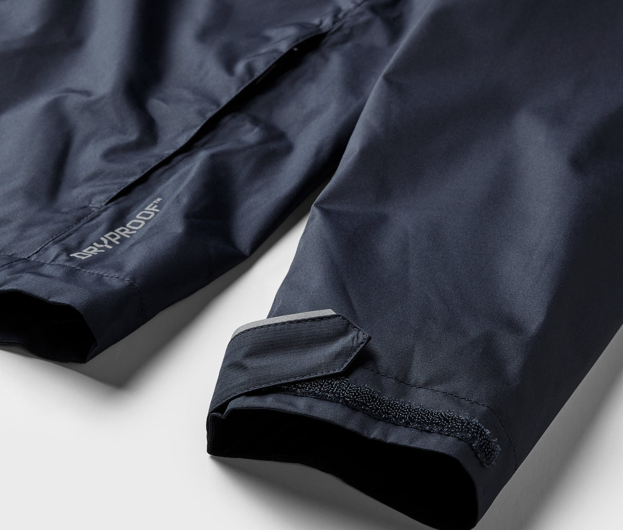 Lacivert yağmurluk detayı.