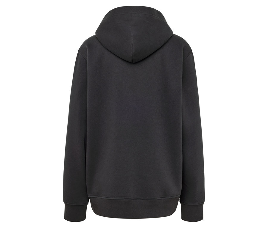 Siyah kapüşonlu bir sweatshirt'ün arka görünümü.