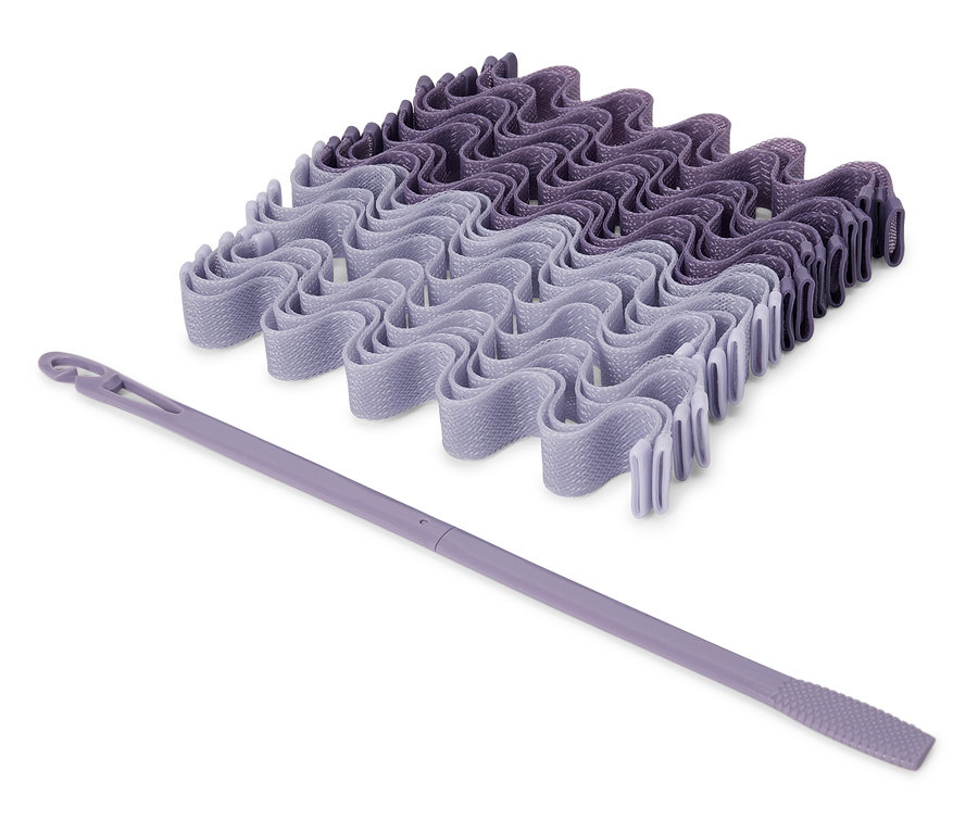 Bir dizi mor saç bigudisi ve bir aplikatör.