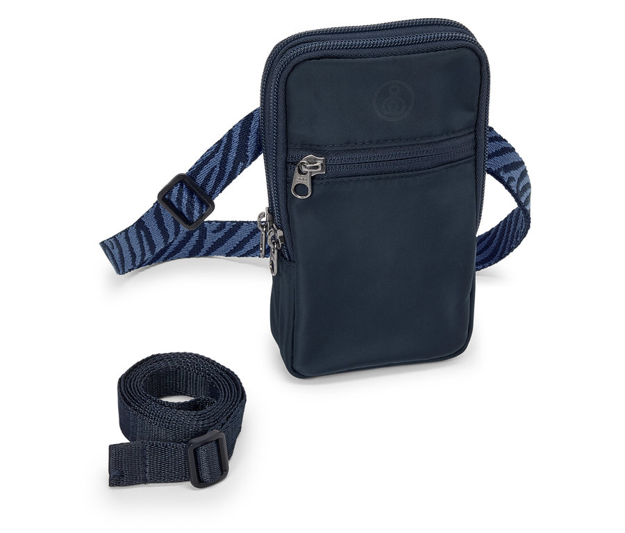 Lacivert fermuarlı ve askılı bir çanta beyaz bir arka plan üzerinde duruyor.