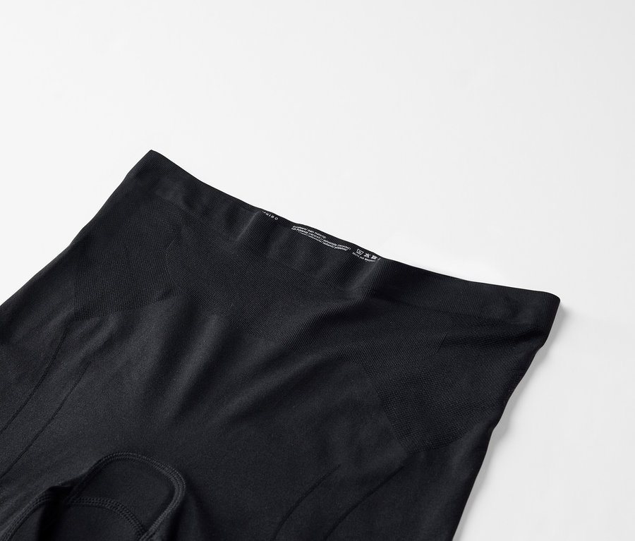 Beyaz bir arka plan üzerinde siyah bisiklet şortunun yakın çekimi.