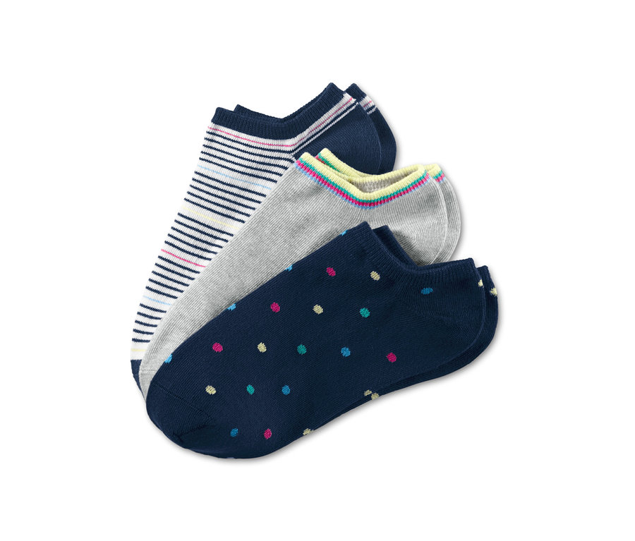 Üç çift organik pamuklu sneaker çorap: çizgili, gri ve lacivert puantiyeli.