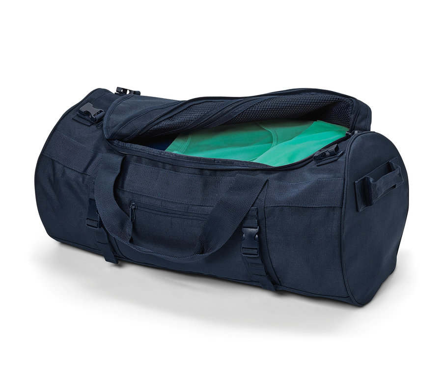 İçinde yeşil giysiler bulunan açık mavi bir Seyahat Çantası ve Sırt Çantası.