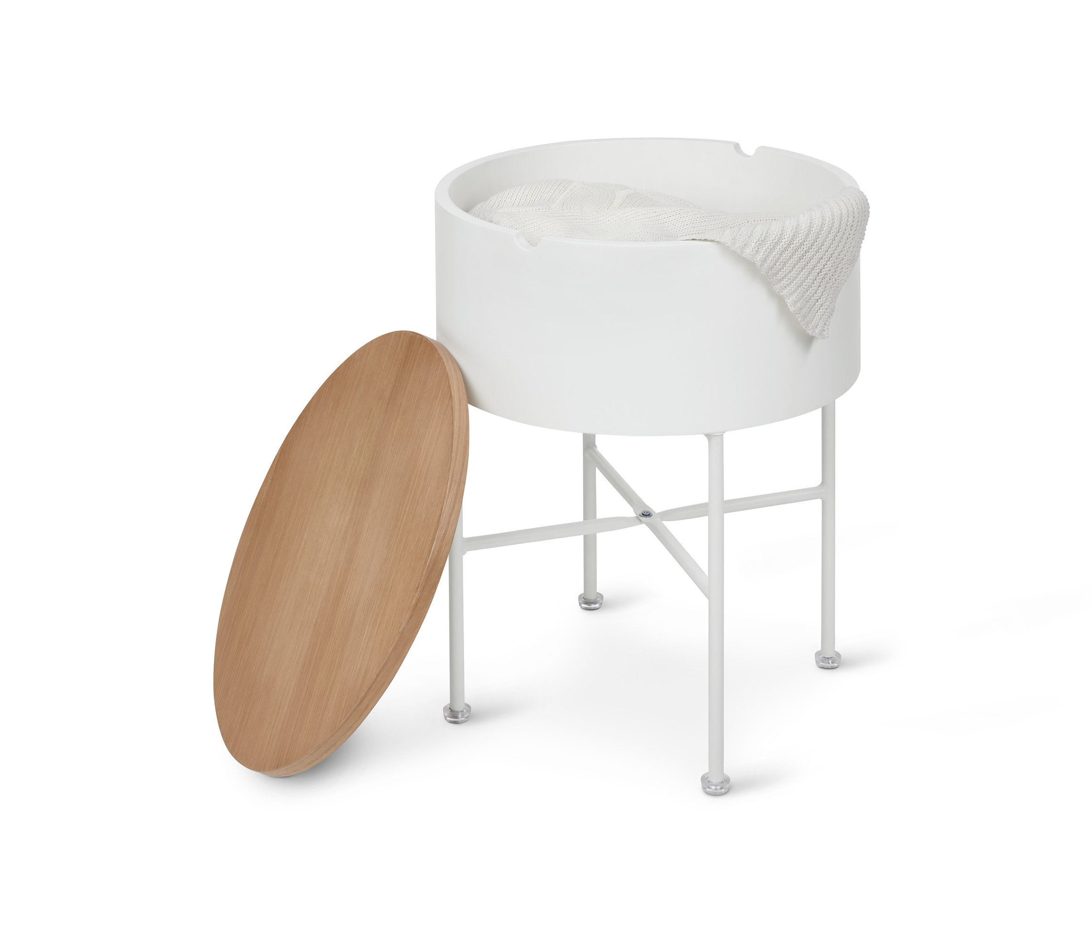 Beyaz saklama özellikli sehpa, ahşap kapak yana yaslanmış.