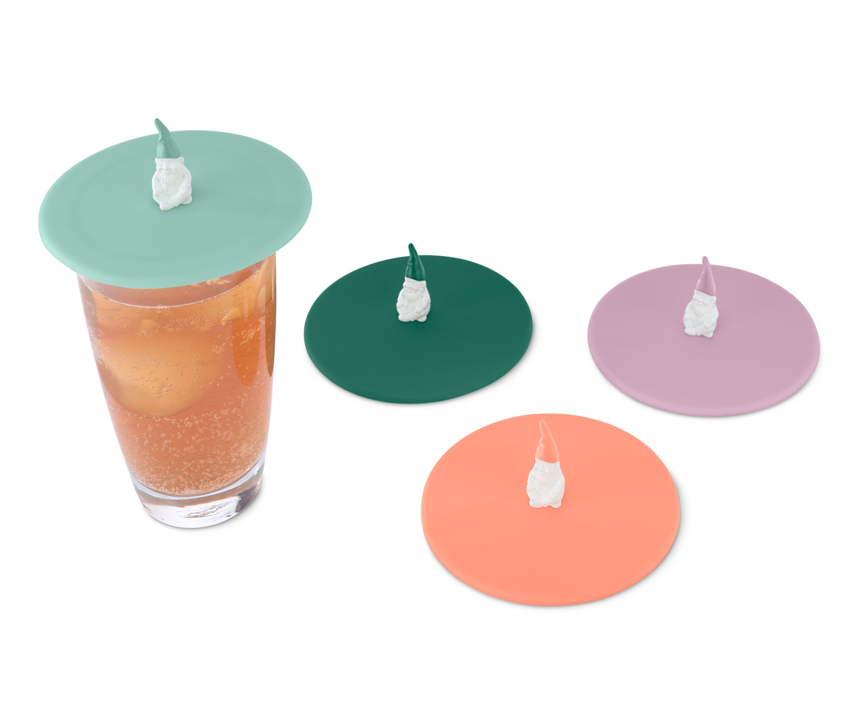 İçecekle dolu bir bardağın üzeri bardak kapağıyla kapatılmış, yanında üç adet 4 Adet Bardak Kapağı daha var.