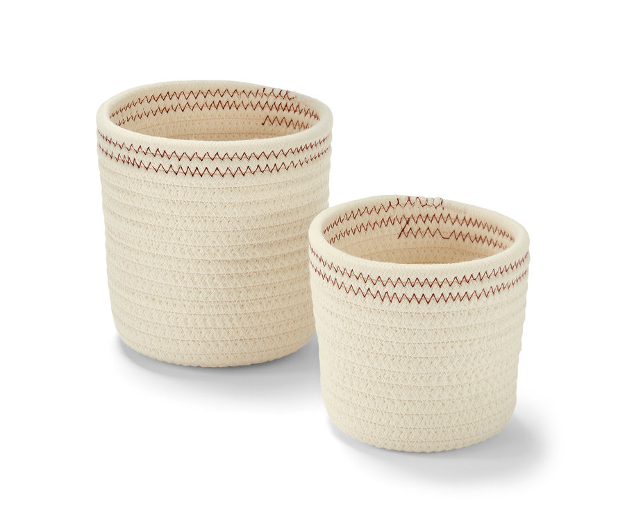 İki adet kırık beyaz ve bakır rengi saklama sepeti.