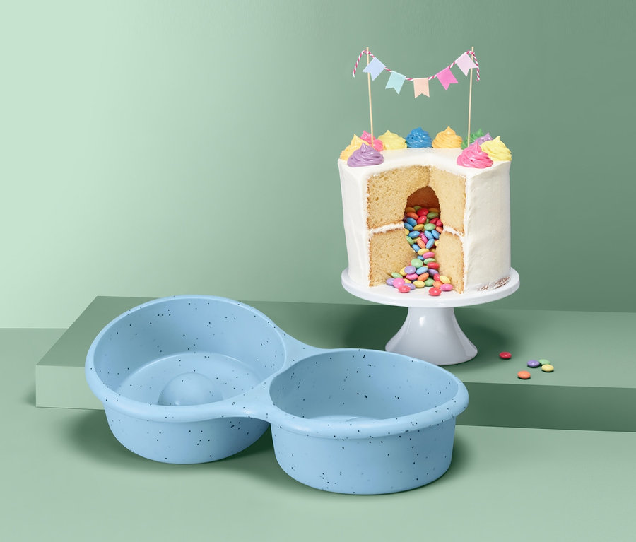 Sürpriz Kek Kalıbı ve ayaklı tabakta kesilmiş sürpriz kek.