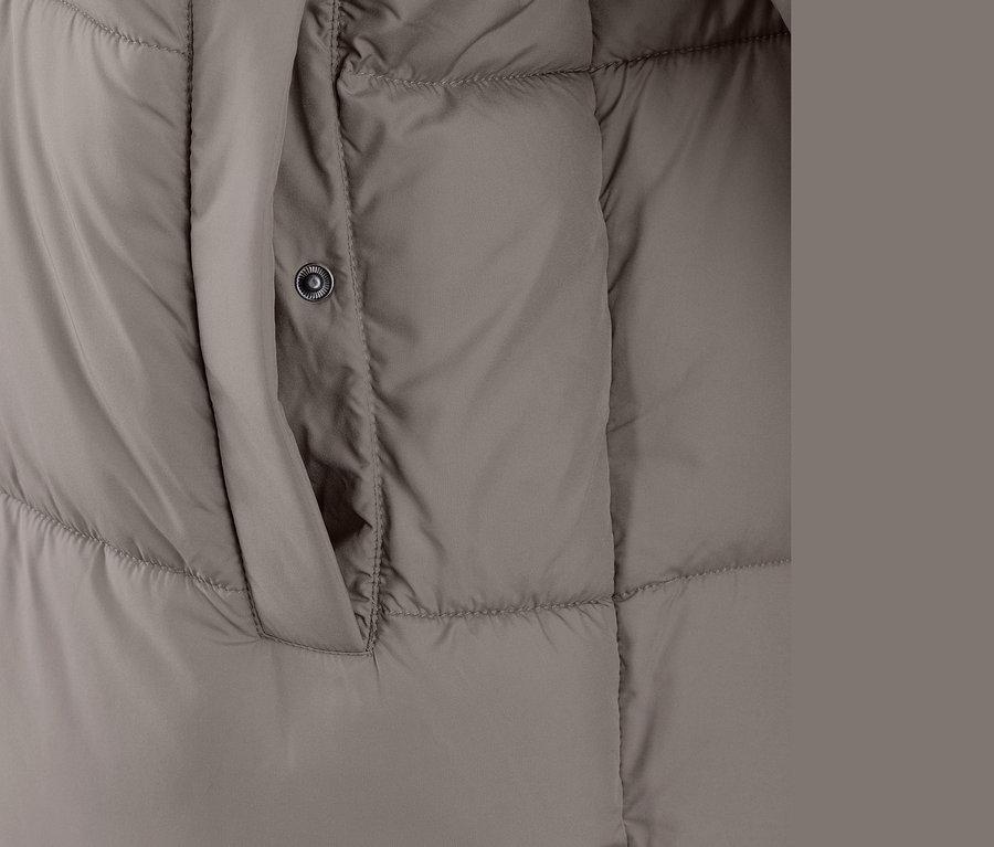 Kapüşonlu, boz kahverengi kapitone montun yakın çekimi, cepli.