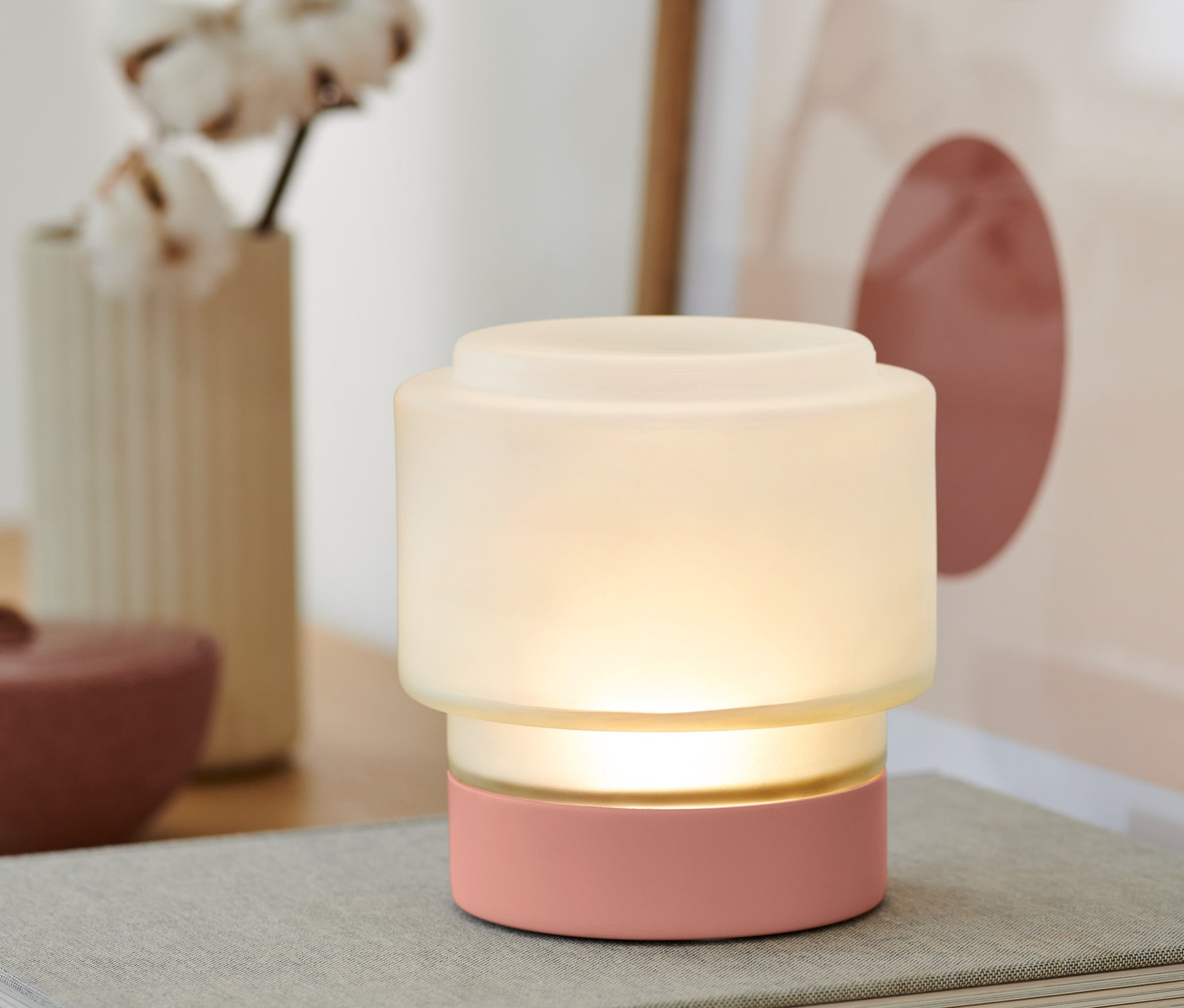 LED Ambiyans Lambası kitapların üzerinde duruyor.