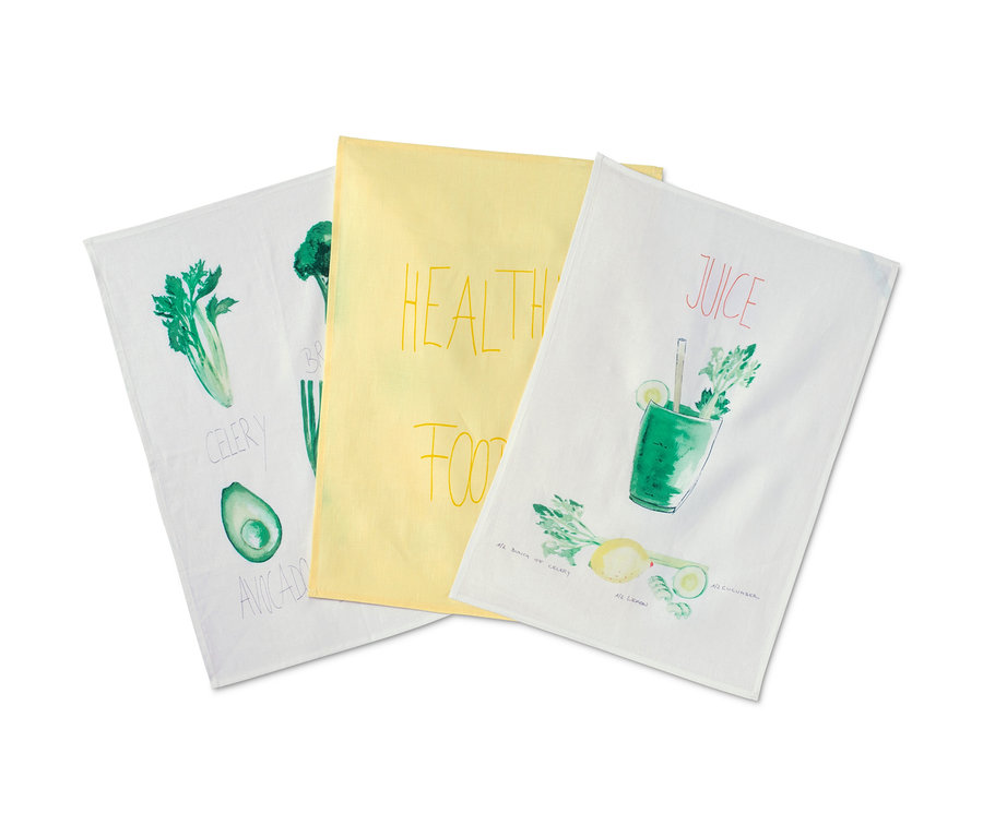 Sebze çizimleri ve yazılar olan üç adet keten kurulama bezi.