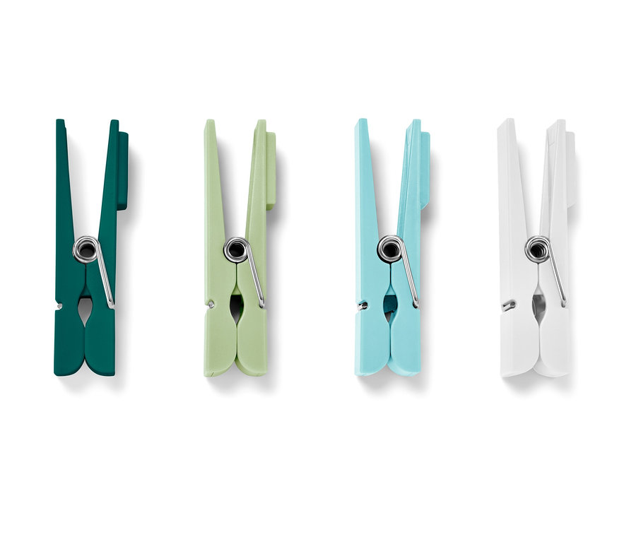 Yeşil, açık yeşil, mavi ve beyaz renklerde dört buzdolabı magneti.