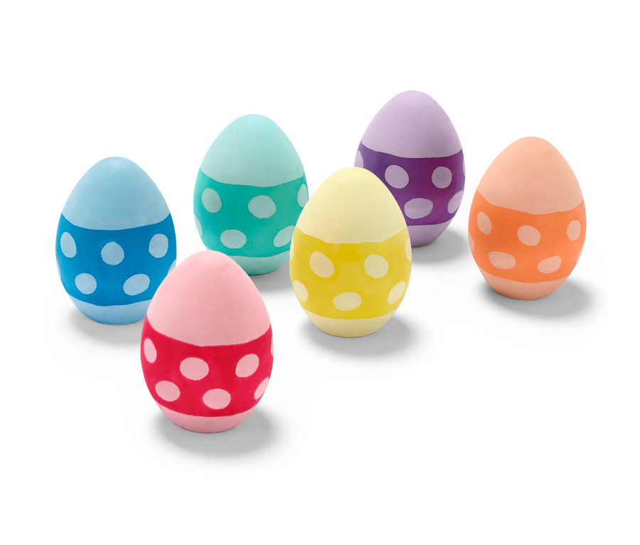 Noktalı, altı renkli, yumurta şeklinde sokak tebeşiri.