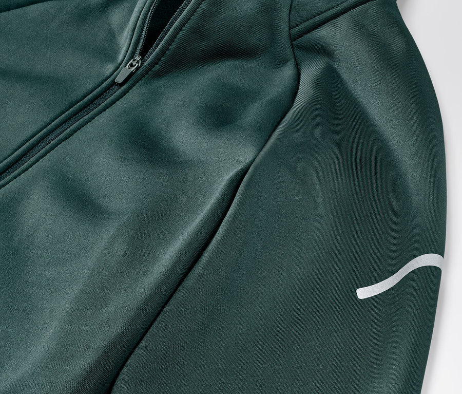 Fermuarlı ve beyaz logolu koyu yeşil termal ceketin yakın çekimi.