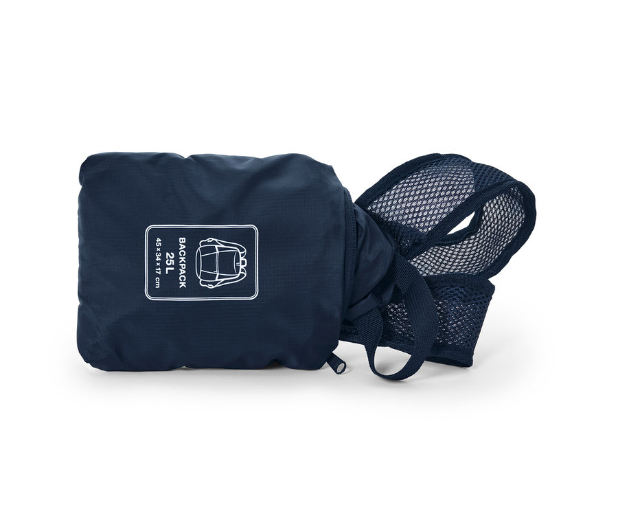 Katlanabilir lacivert sırt çantası.