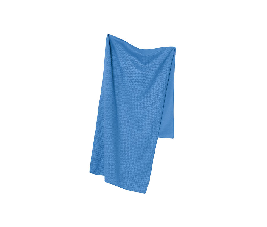 Gök mavisi renginde, serinletici bir spor havlusu asılı duruyor.