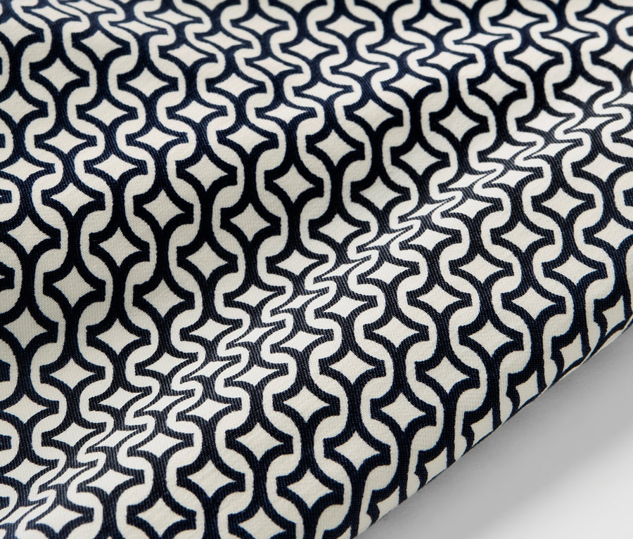 Lacivert baskılı streç pantolonun yakın çekimi.