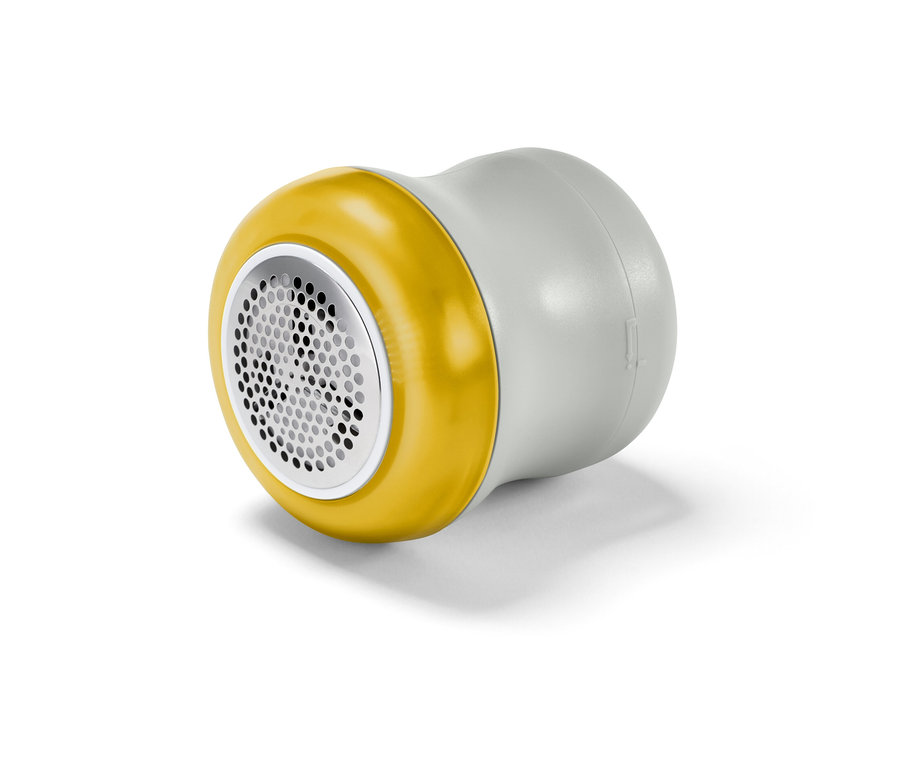 Beyaz bir arka plan üzerinde sarı başlıklı ve gri gövdeli bir tüy temizleme cihazının yakın çekimi.