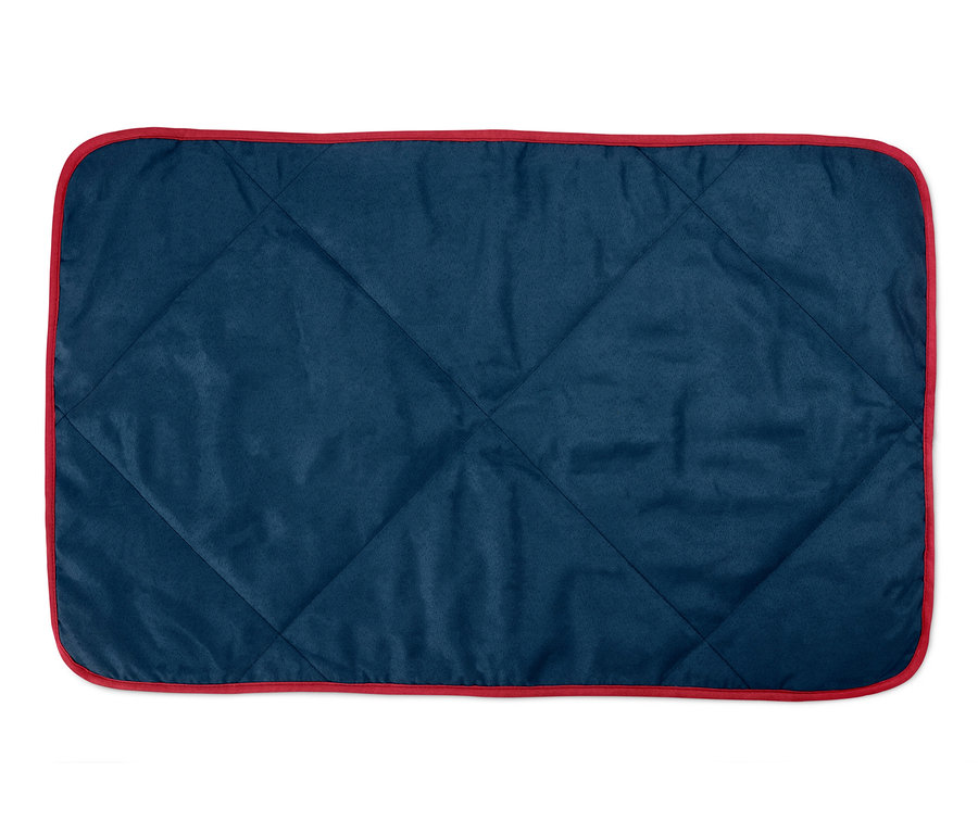 Kırmızı kenarlı lacivert köpek battaniyesi.