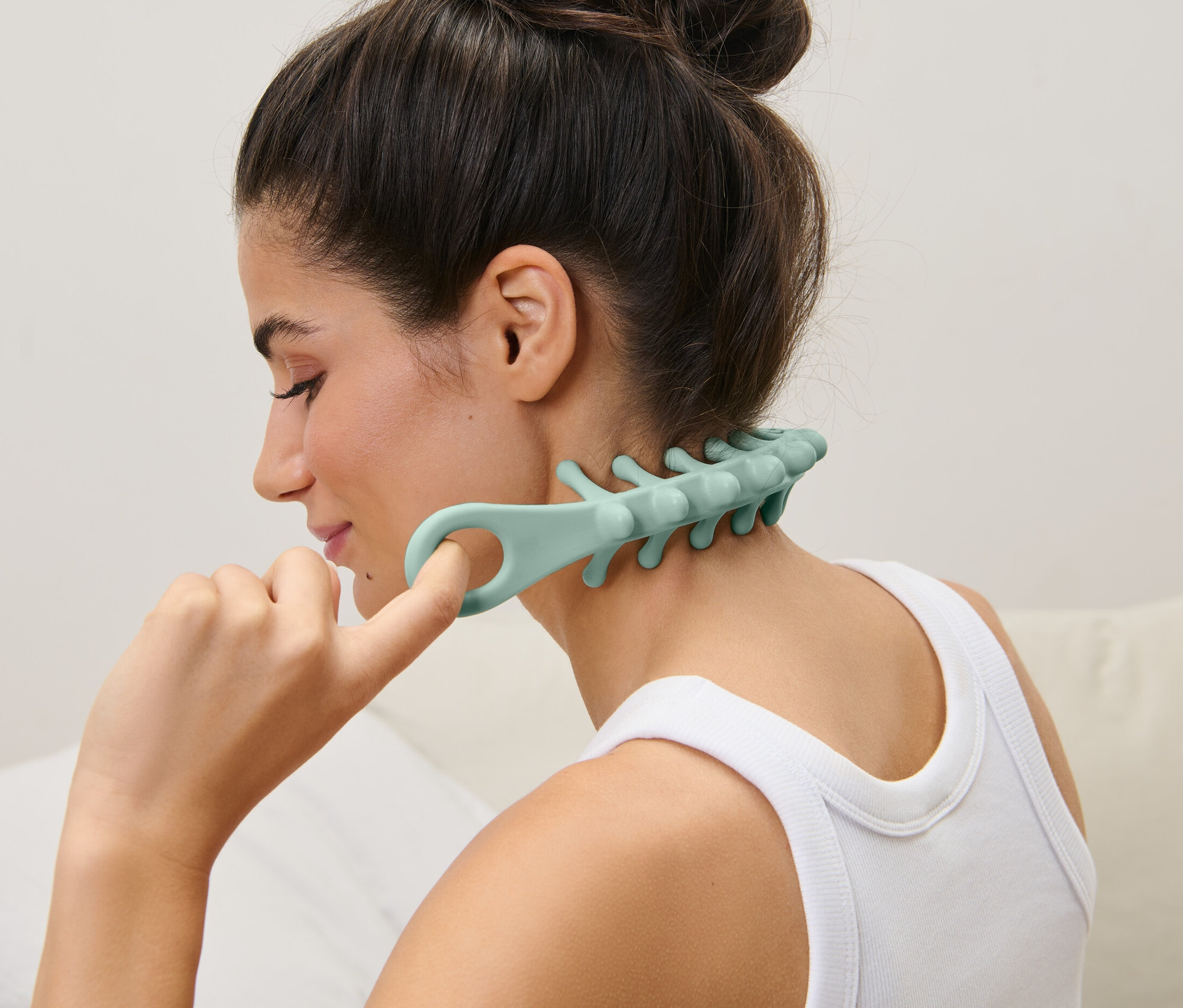 Kadın kafa masaj bandı kullanıyor