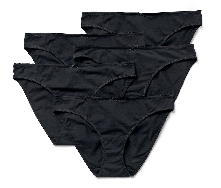 Beyaz bir arka planda beş adet siyah slip külot.