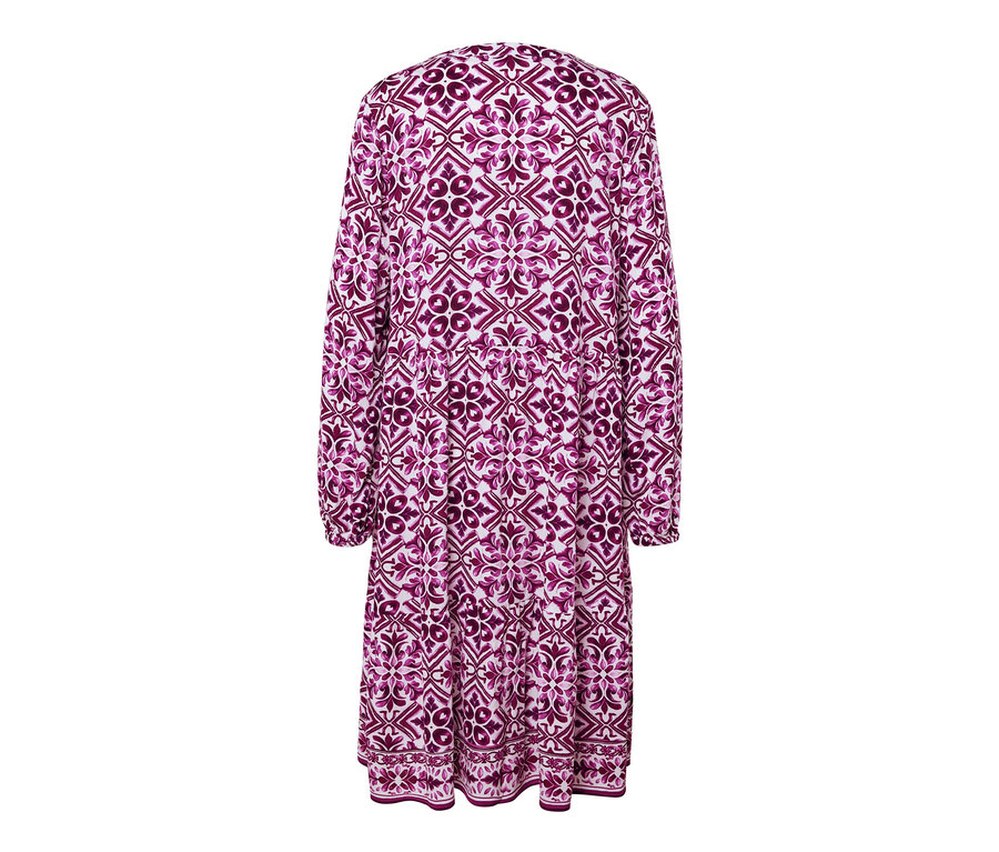 Baskılı dokuma elbisenin arka görünümü