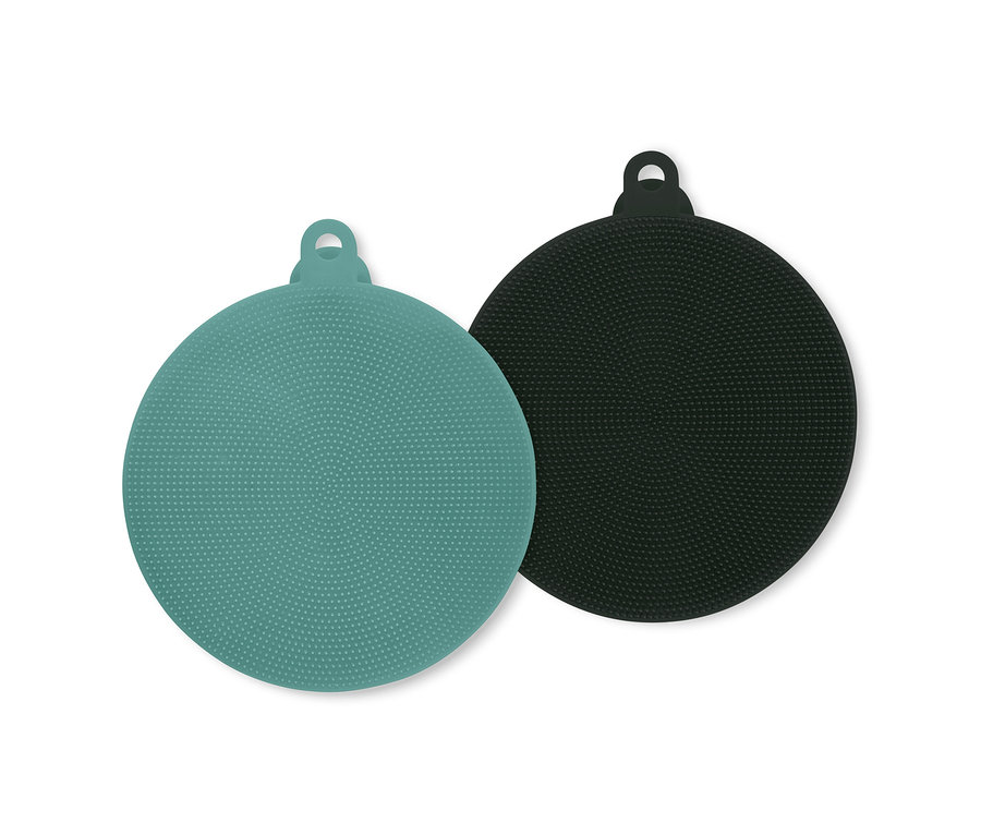 Beyaz bir yüzeyde duran iki adet silikon bulaşık süngeri.