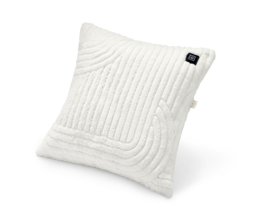 Geometrik desenli ve kontrol paneli olan beyaz renkli, pille çalışan ısıtmalı dekoratif yastık, yaklaşık 45 x 45 cm.
