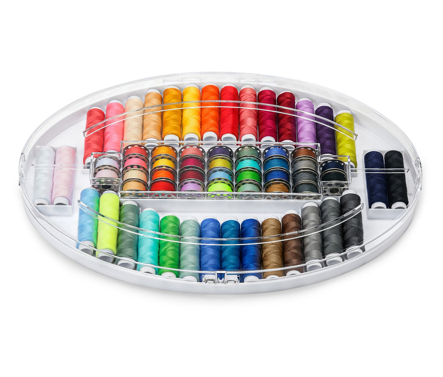 Şeffaf oval bir kapta renkli dikiş ipliklerinden oluşan bir dikiş ipliği seti.