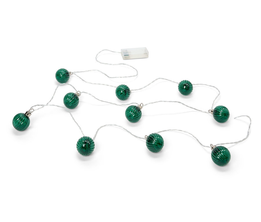 Beyaz bir arka plan üzerinde on yeşil küre ve bir pil kutusu olan bir ışık zinciri.