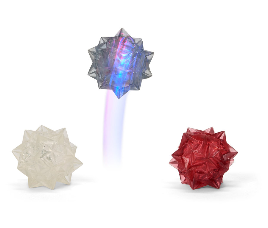 Beyaz bir arka planda üç yıldız: şeffaf, kırmızı ve mavi ışıklı gri bir yıldız.