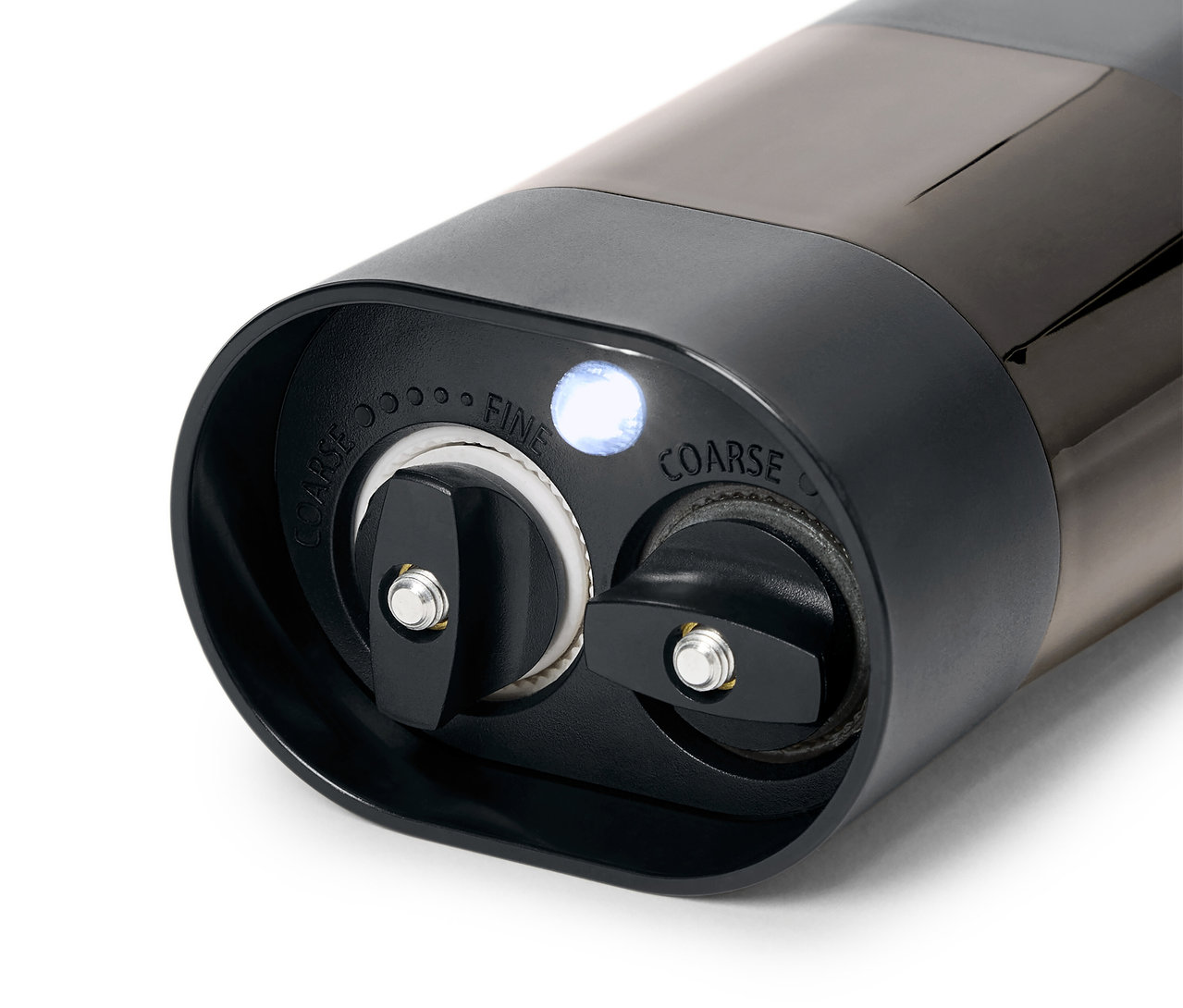 Öğütme ayarlı bir baharat değirmeni mekanizmasının yakından çekilmiş görüntüsü.