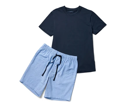 Lacivert tişört ve dokuma pantolonlu mavi kısa pijama takımı.