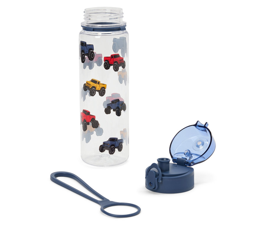 Beyaz bir arka plan üzerinde renkli oyuncak arabaları, kapağı ve askısıyla birlikte şeffaf bir su şişesi.