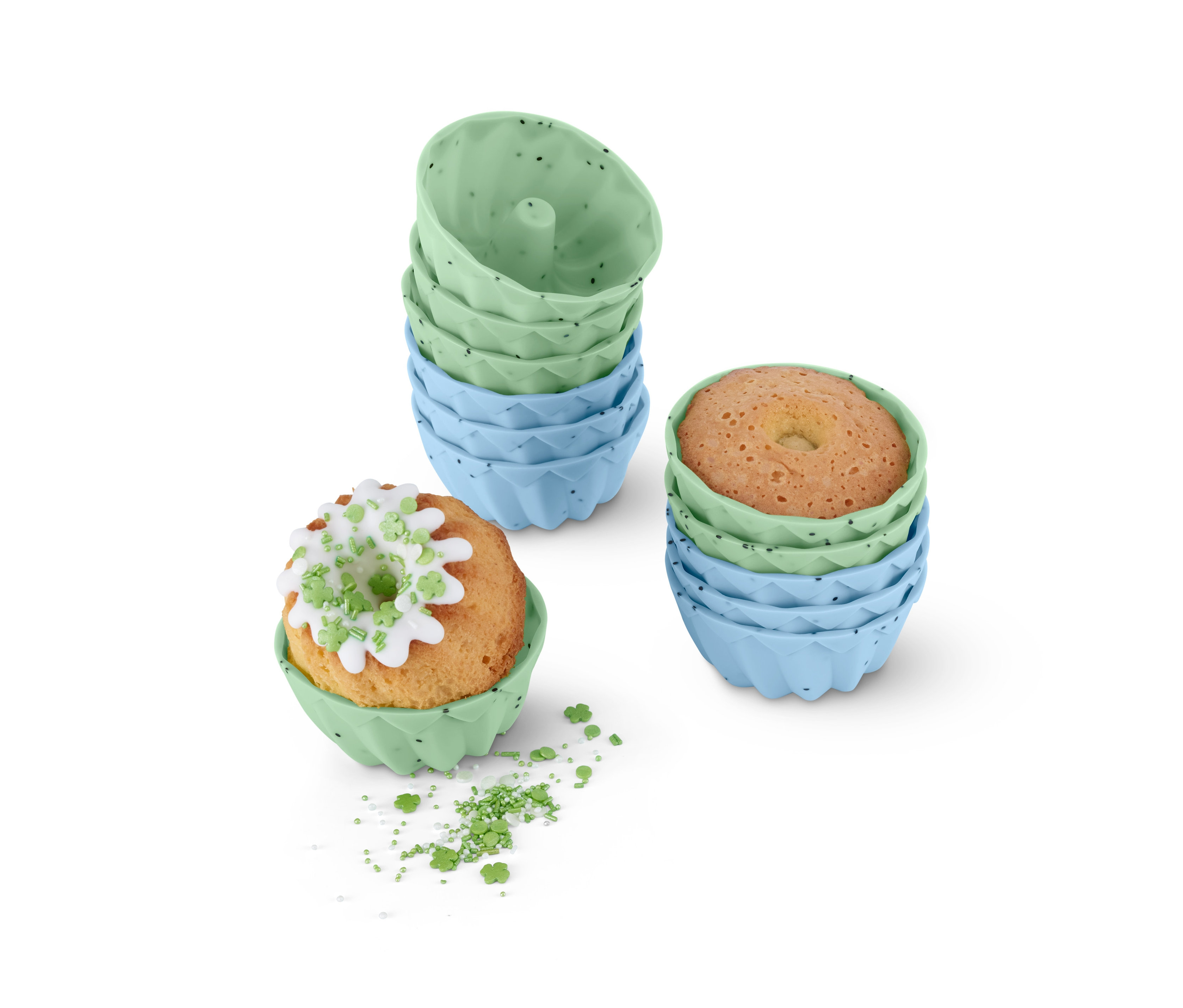 Mavi ve yeşil renklerde on iki adet mini delikli kek kalıbı, ikisinde kek var.