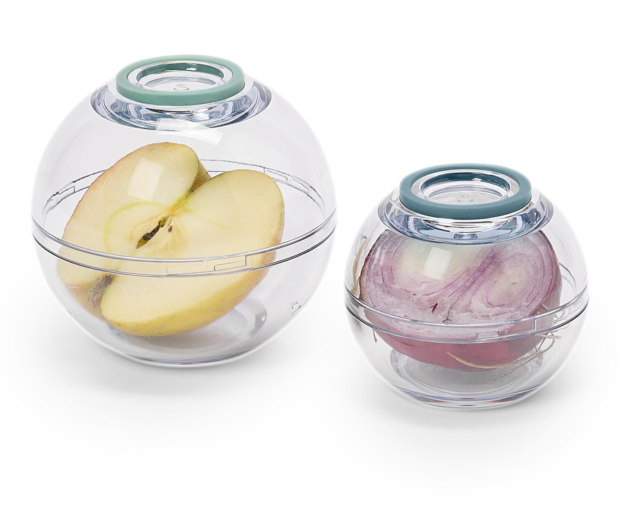 Büyük şeffaf bir kapta yarım elma ve daha küçük şeffaf bir kapta kırmızı soğan.
