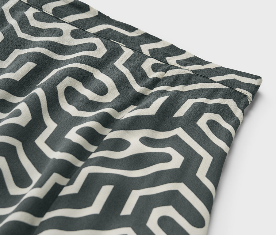 Desenli midi etek detayı.