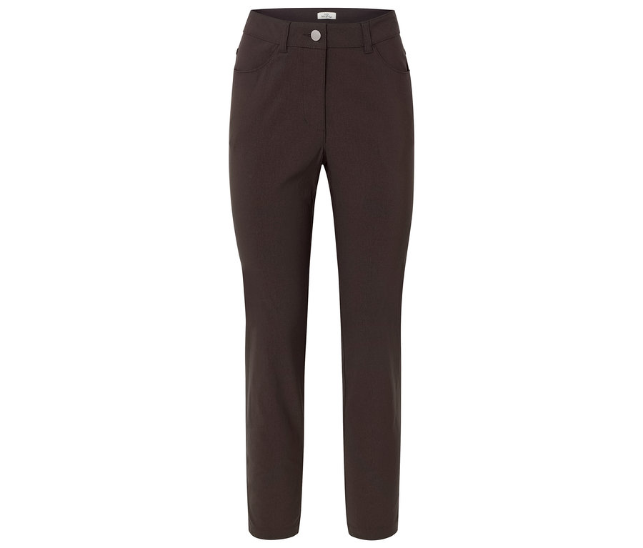 Beyaz bir arka plan üzerinde cepleri ve düğme kapaması olan kahverengi pantolon.